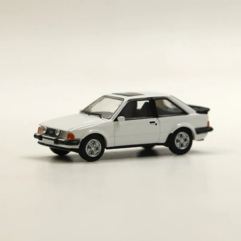 Vintage Collectible Cars - Premium ClassiXXs 1:87 Escort MK3 XR3