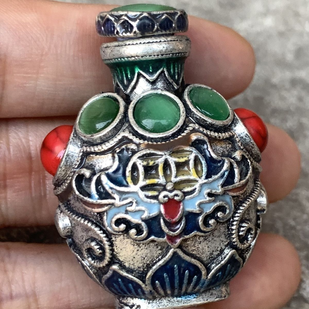 Vintage Cloisonné Bronze Schnu – Vintage Collectible Bottles Bewertung und Preis